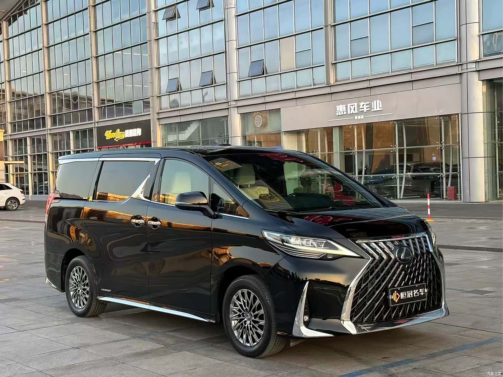 Lexus LM, 2022 3