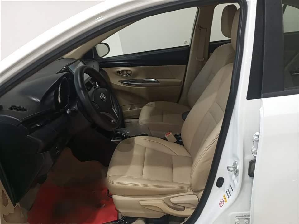 Toyota YARiS L to enjoy