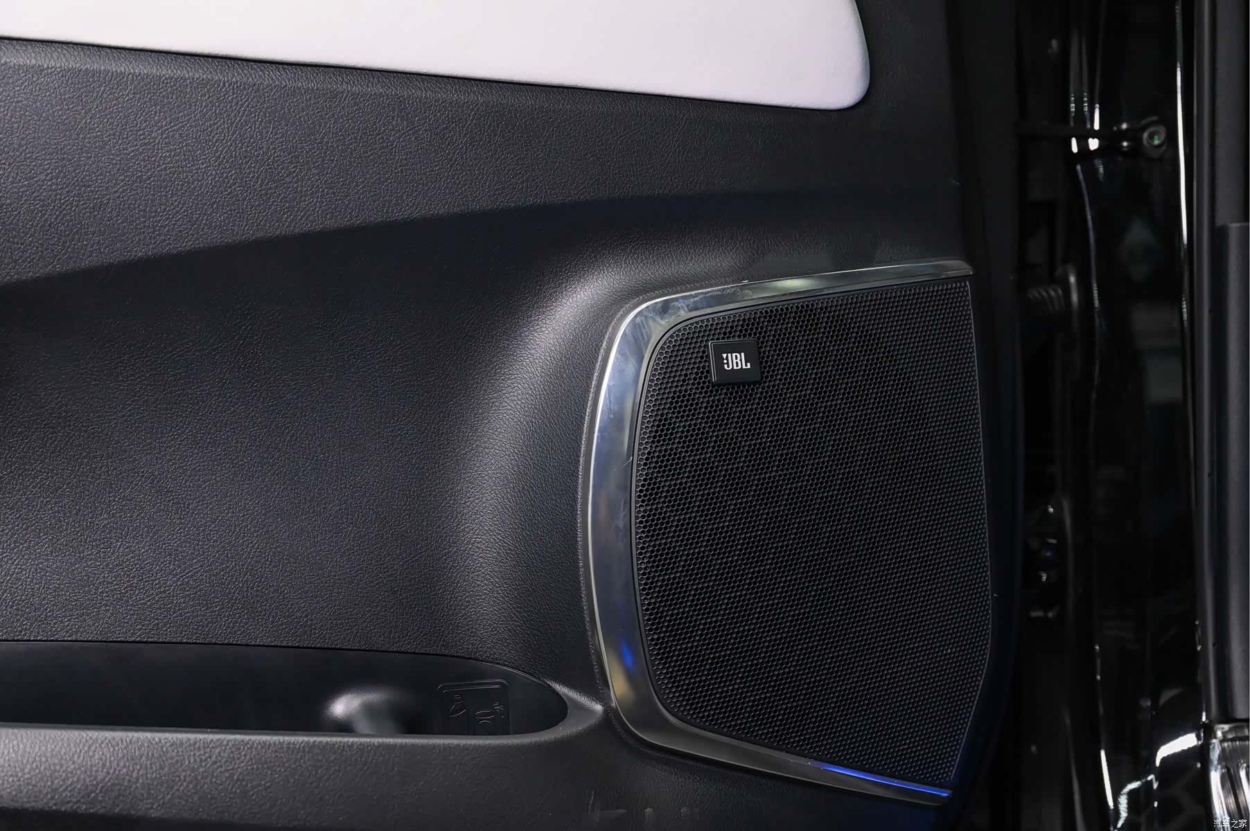 Toyota Alphard, 2022 10