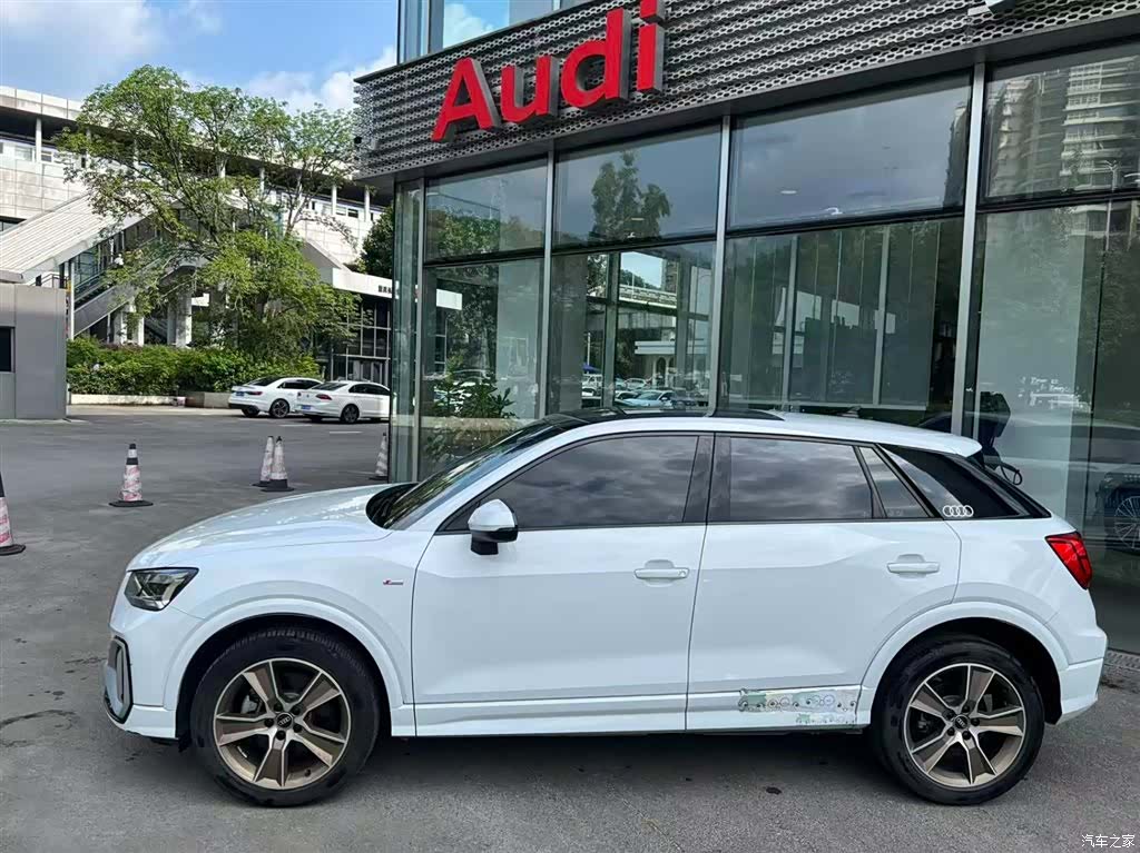 Audi Q2L, 2024 3