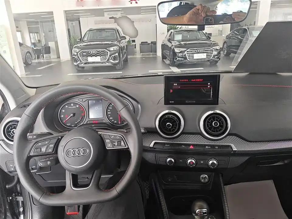 Audi Q2L