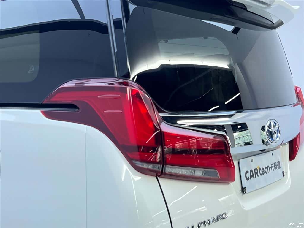Toyota Alphard, 2022 11