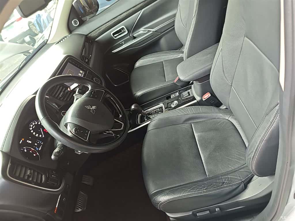 Mitsubishi Outlander, 2018 15