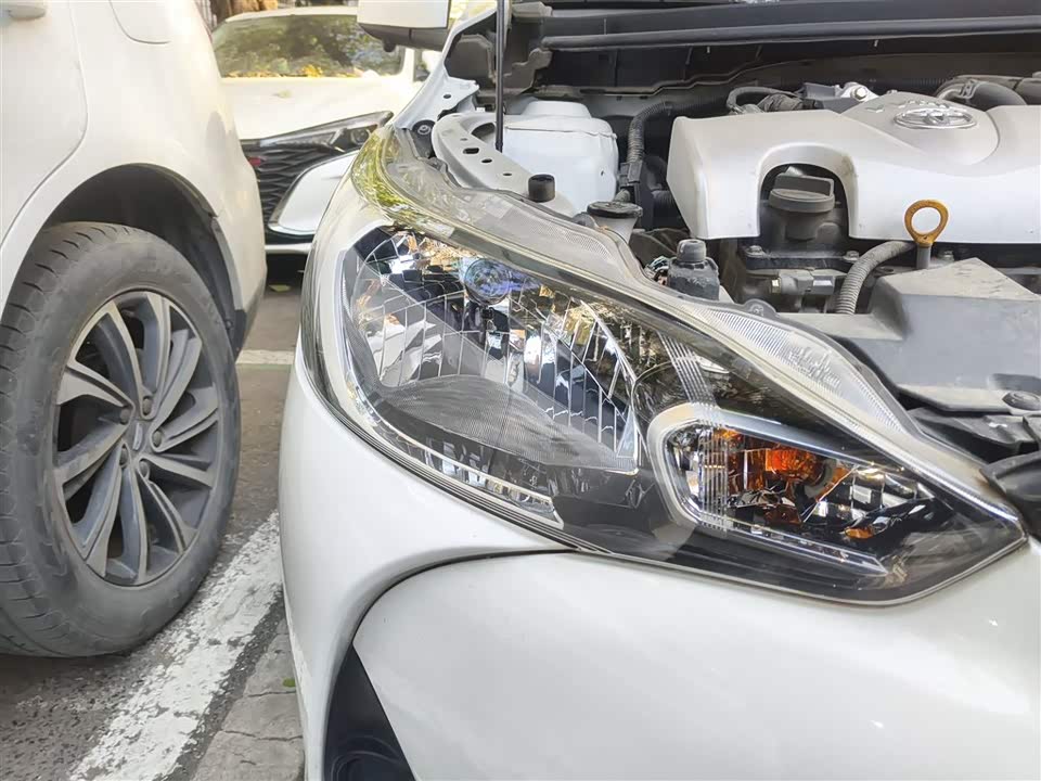 Toyota YARiS L to enjoy