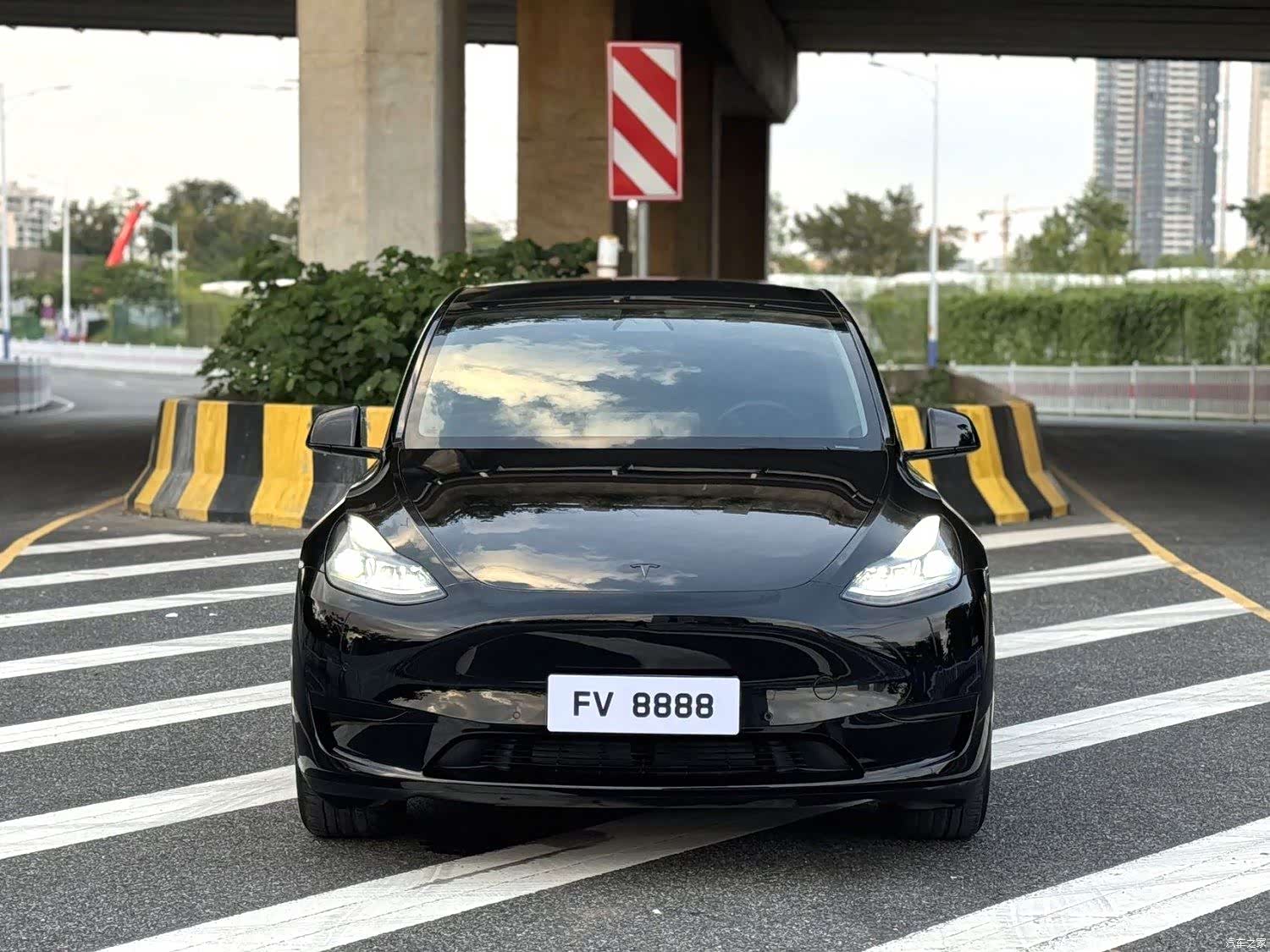 Tesla Model Y, 2023 1