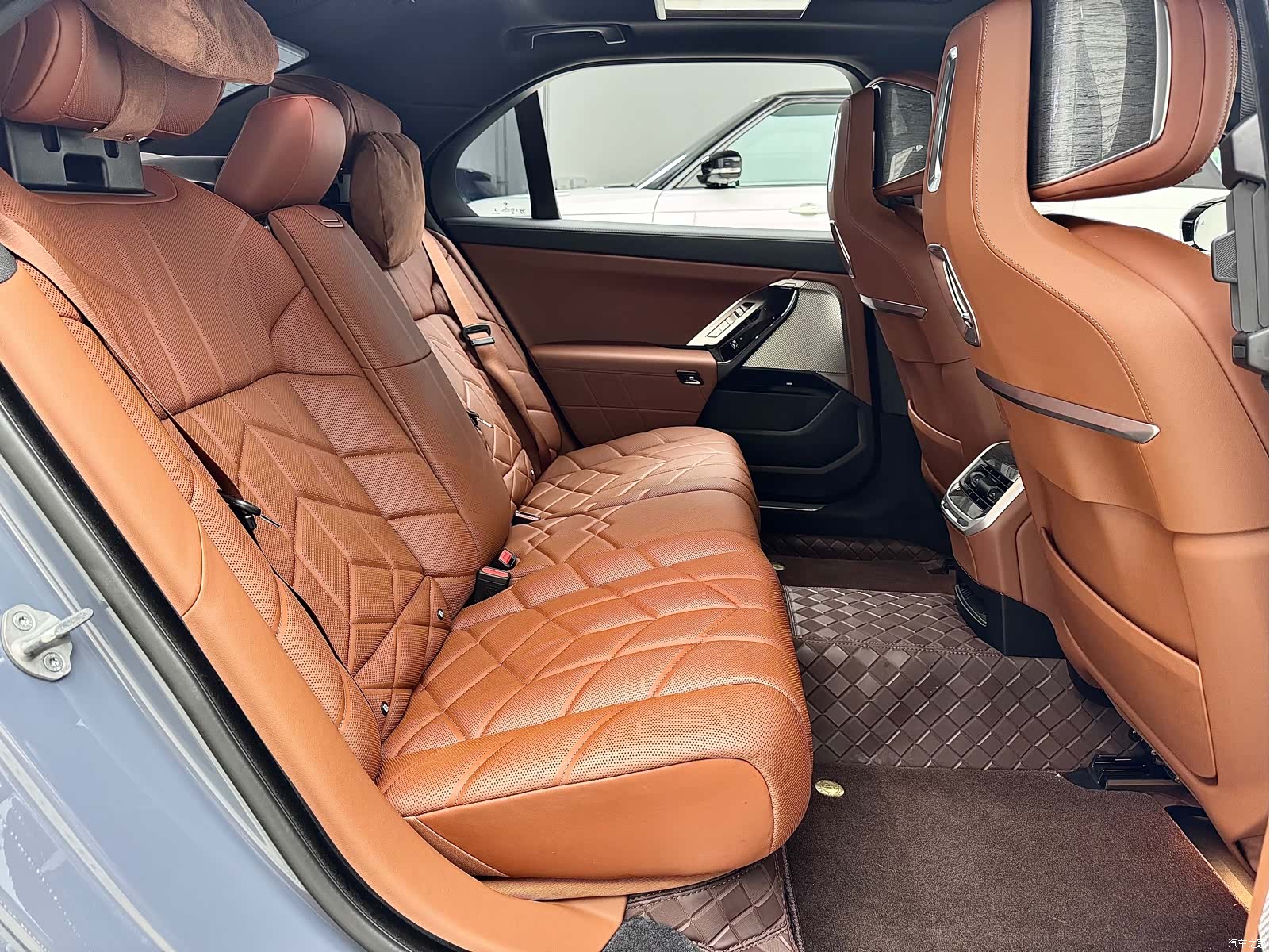 BMW i7, 2023 13