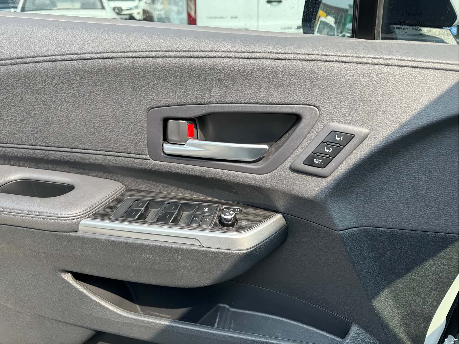 Toyota Sienna, 2023 все фото