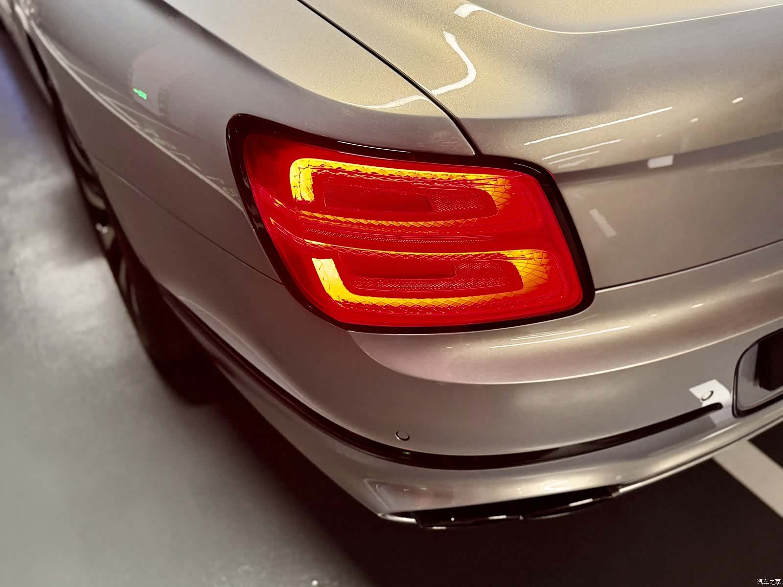 Bentley Flying Spur, 2023 11