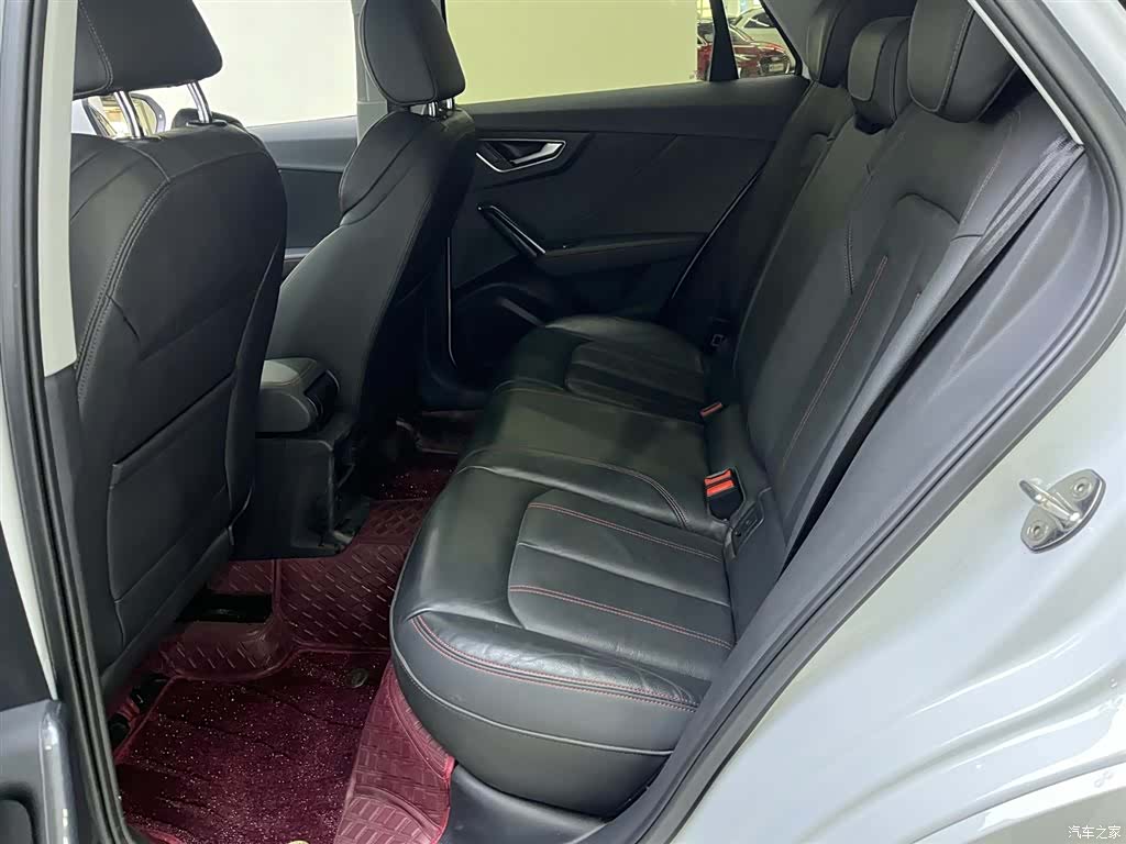 Audi Q2L, 2023 13