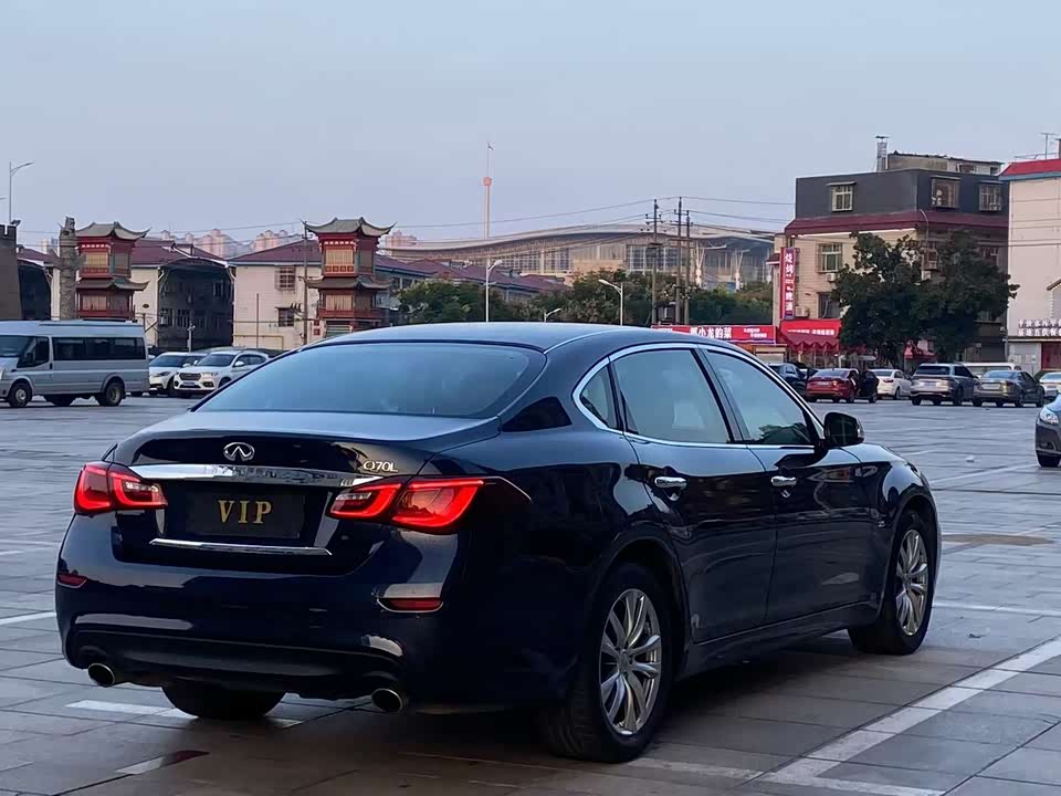 Infiniti Q70
