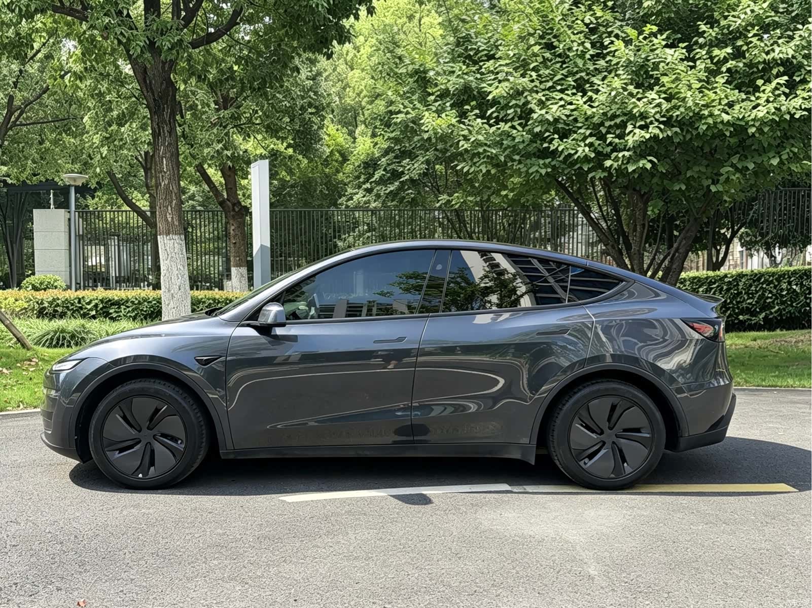 Tesla Model Y, 2025 8