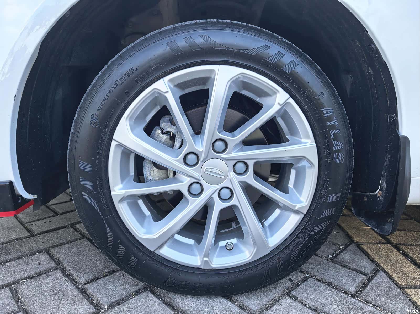 Geely Emgrand, 2022 15