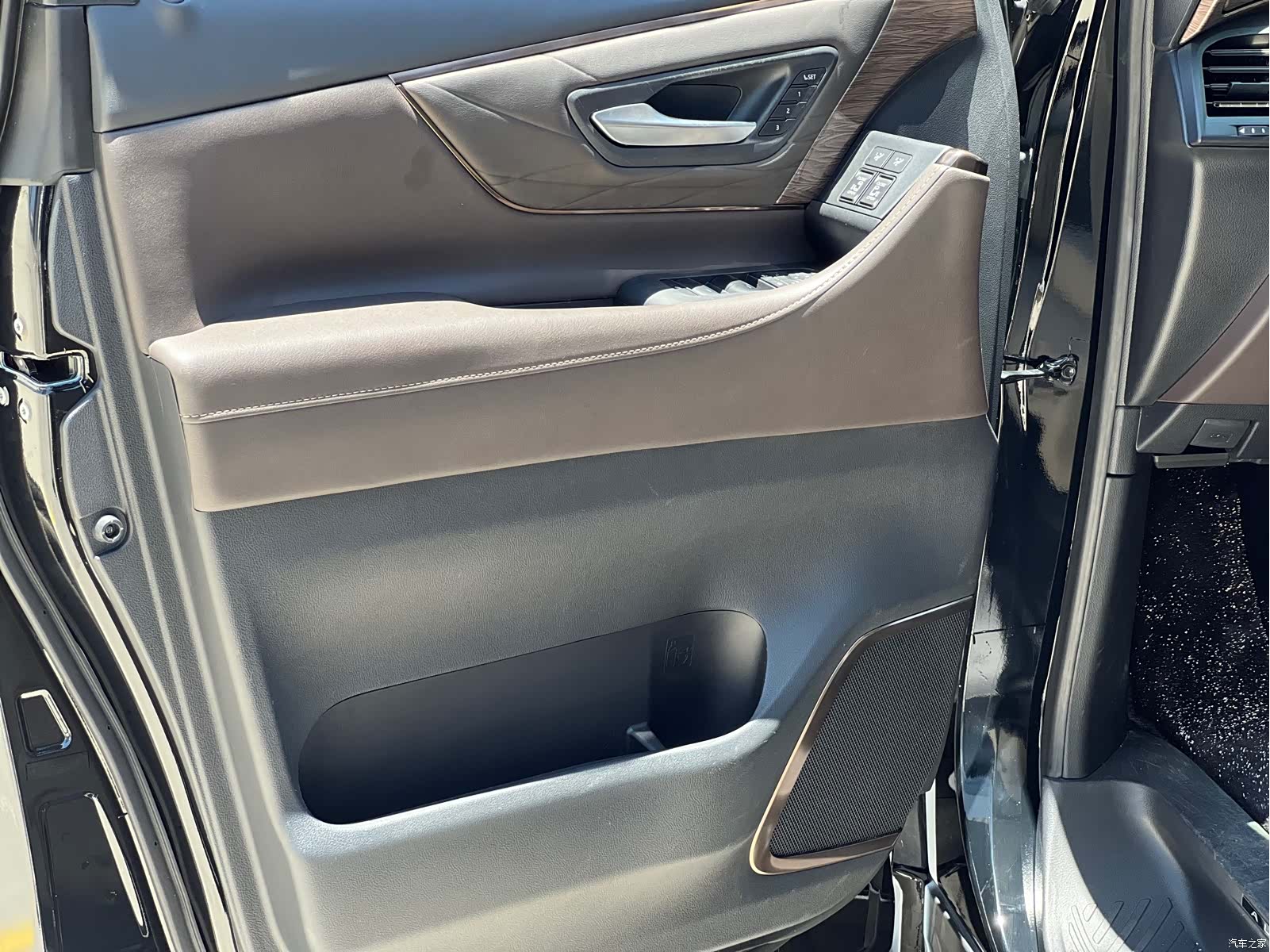 Toyota Alphard, 2024 13
