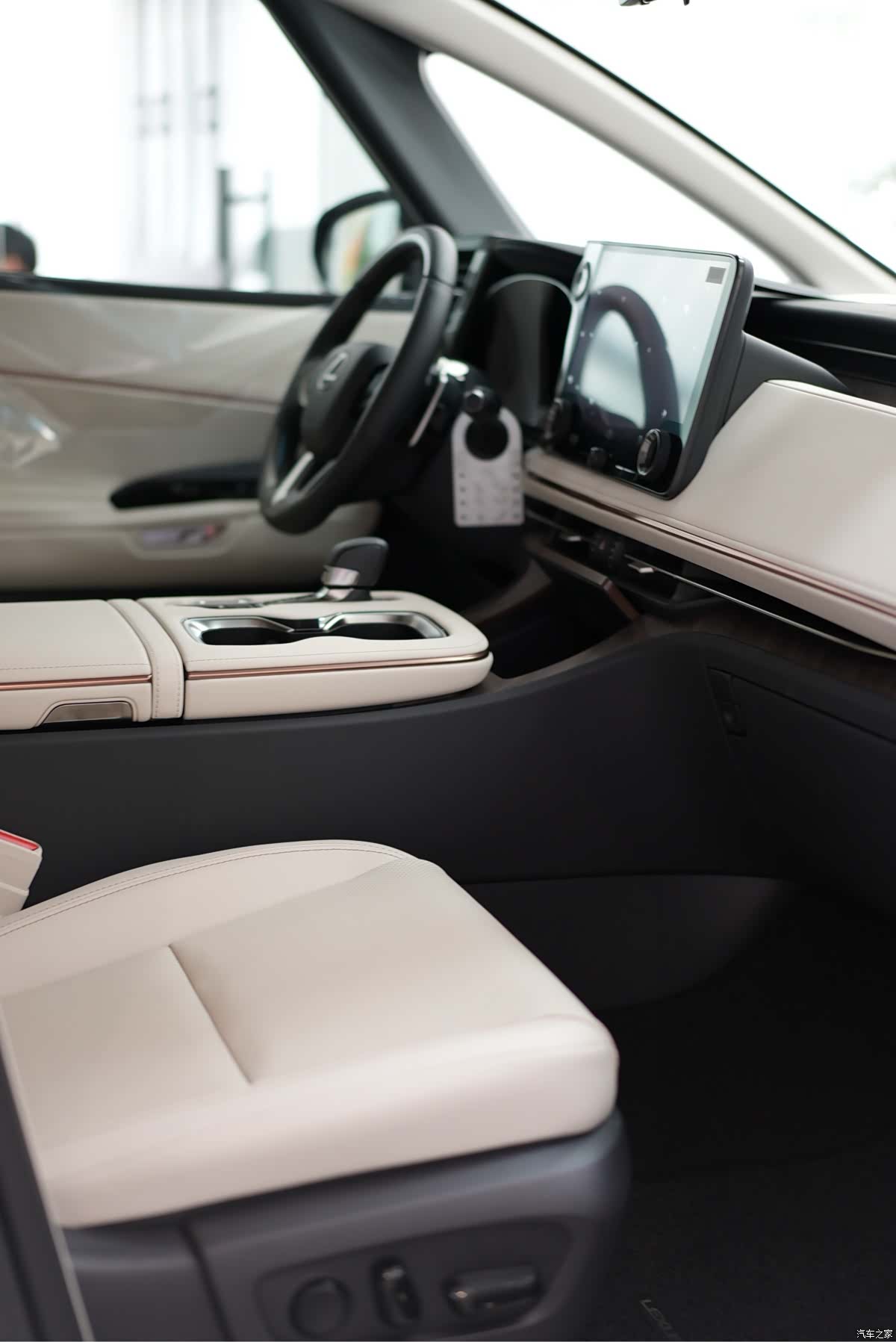 Lexus LM, 2025 6