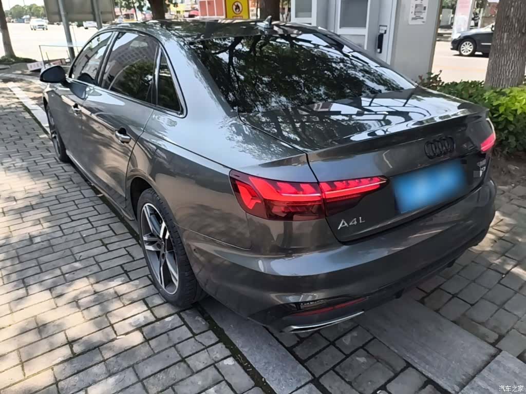Audi A4L, 2022 все фото
