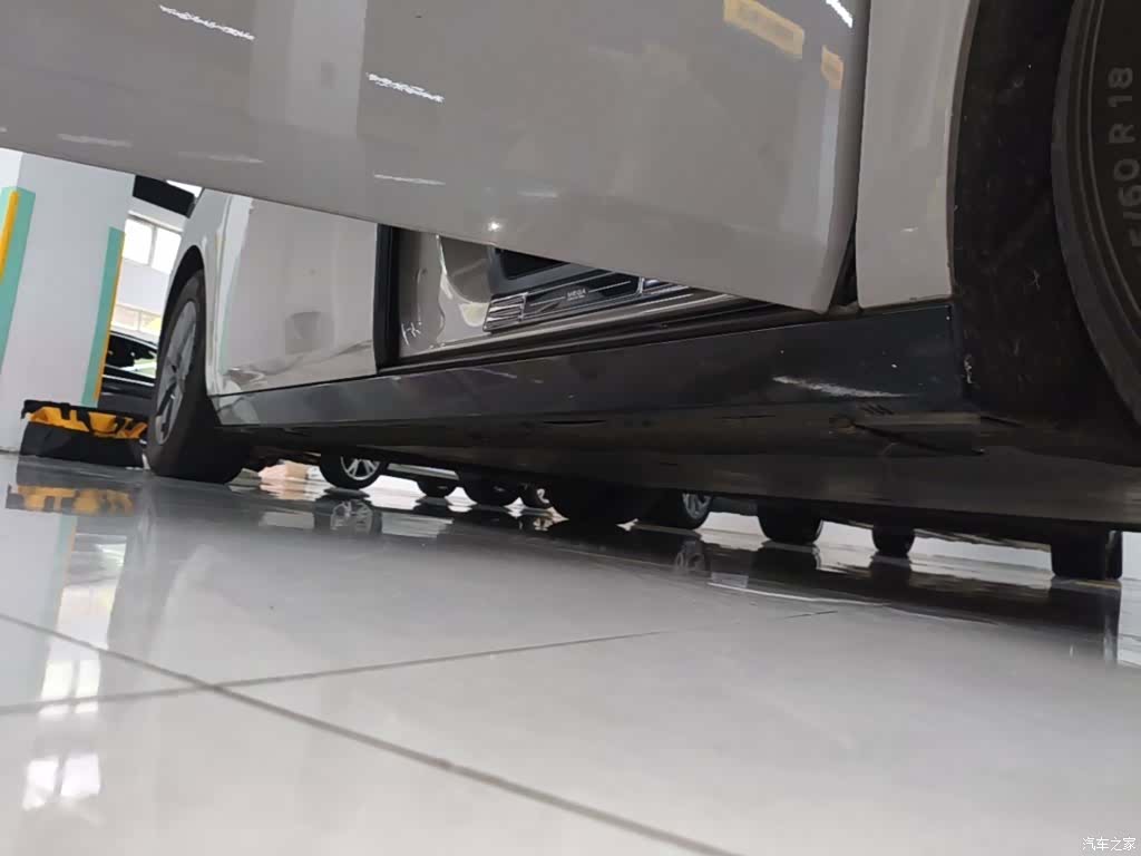 Li Auto MEGA, 2025 19