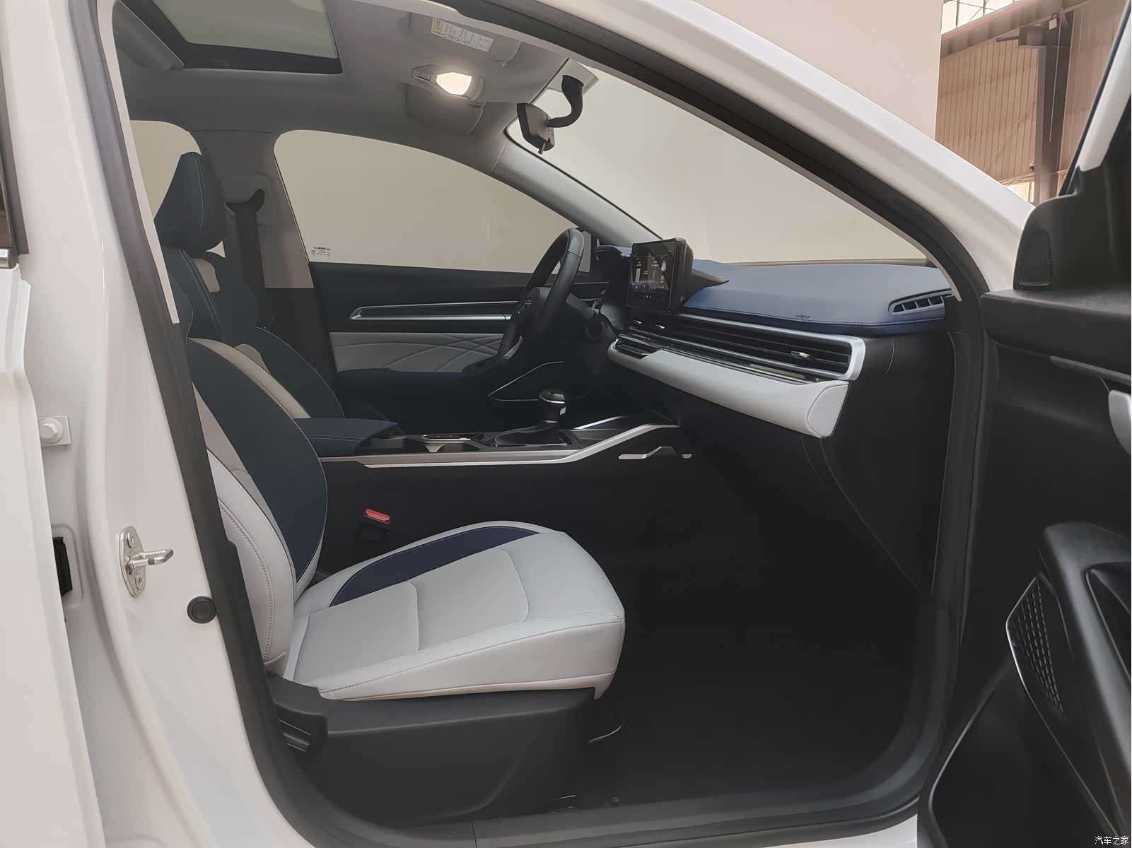 Geely Emgrand, 2022 25