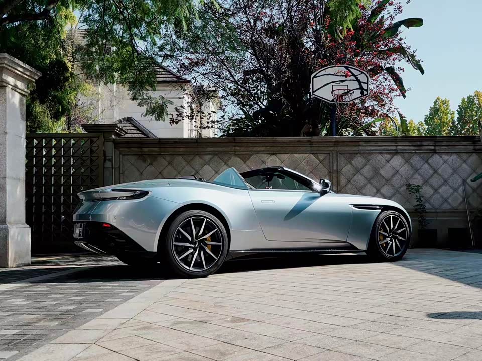 Aston Martin DB11