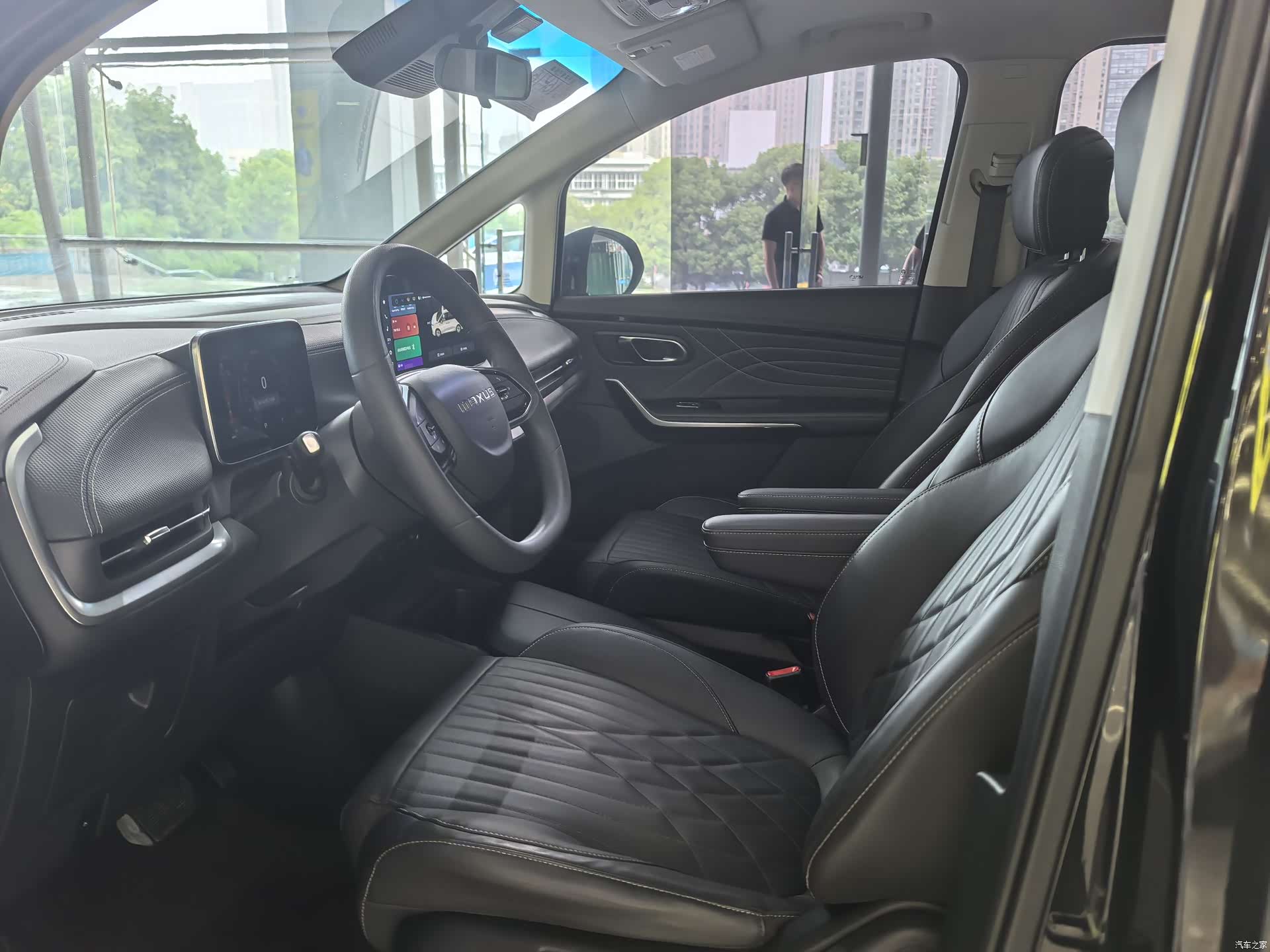 Maxus 9, 2023 10
