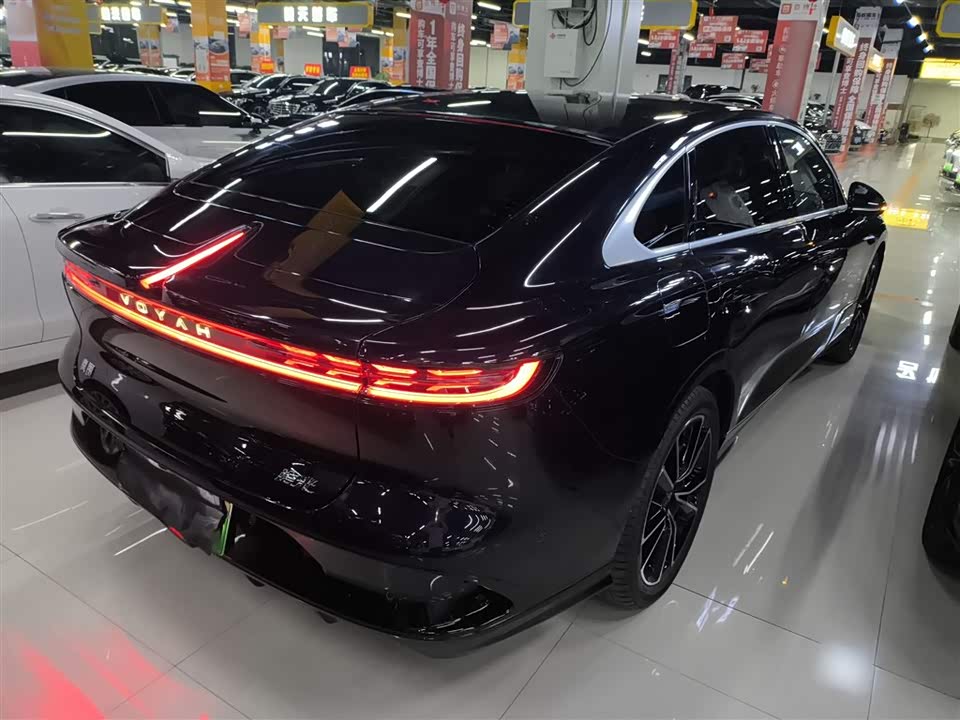 VOYAH Lantu chasing light