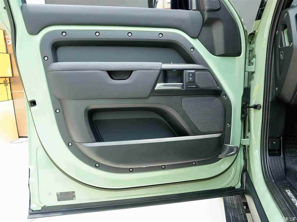 Land Rover Defender, 2023 18