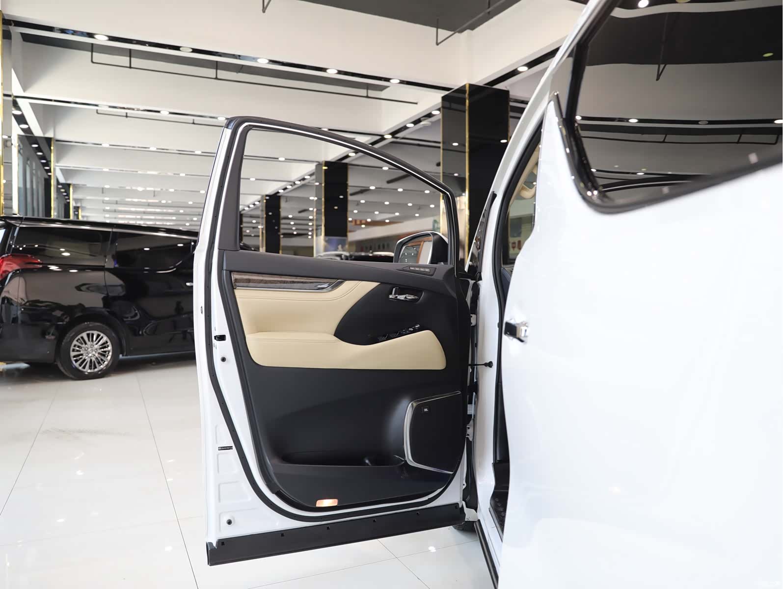 Toyota Vellfire, 2023 6