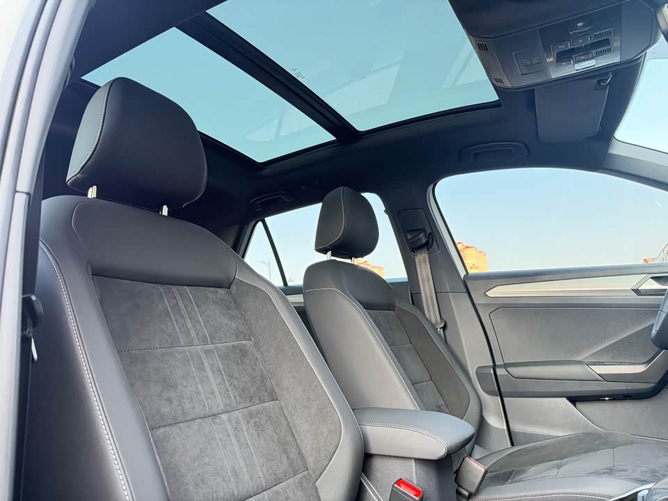 Volkswagen T-ROC exploring Songs