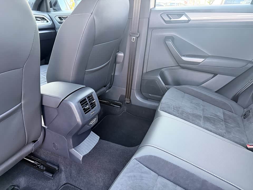 Volkswagen T-ROC exploring Songs