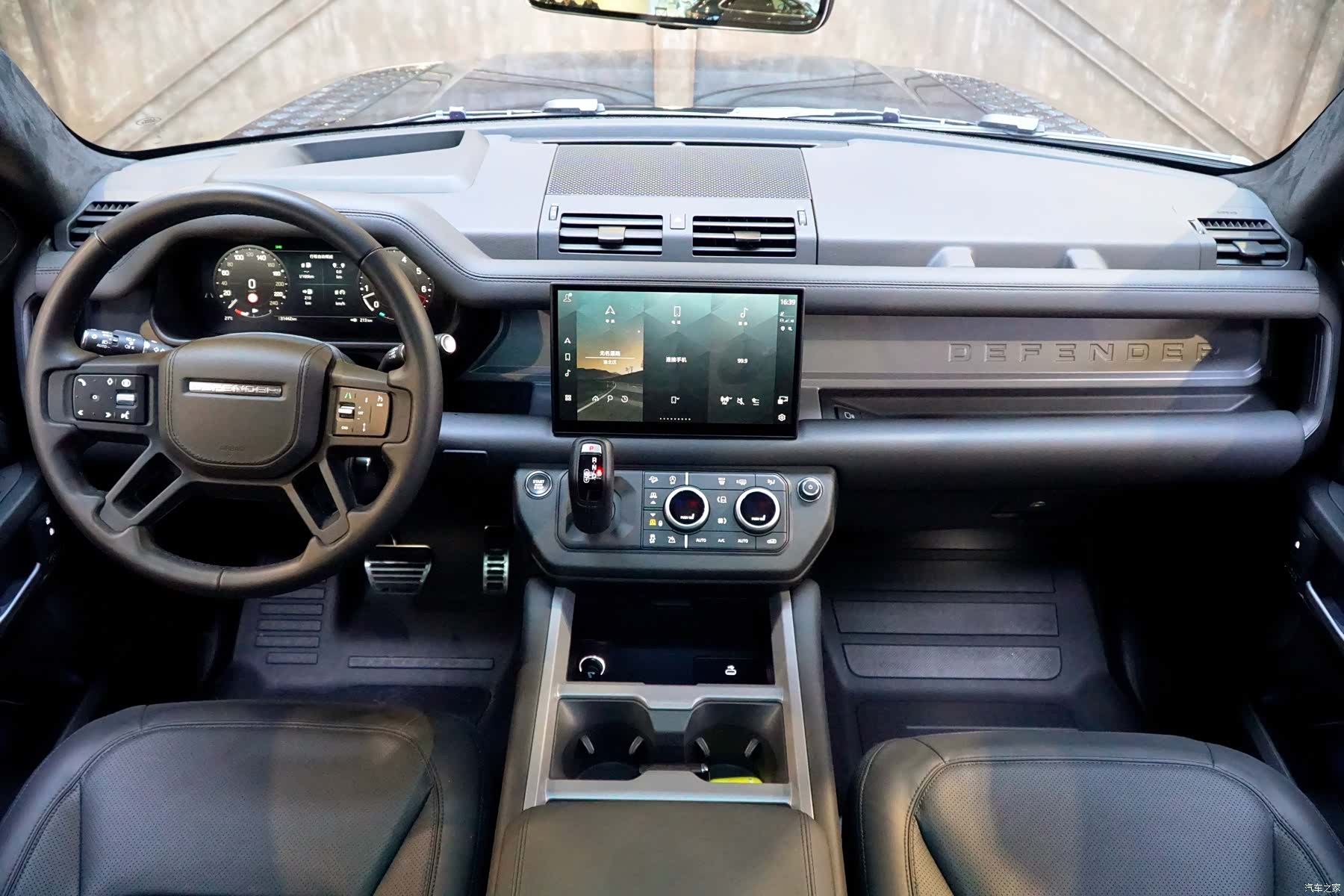 Land Rover Defender, 2024 14