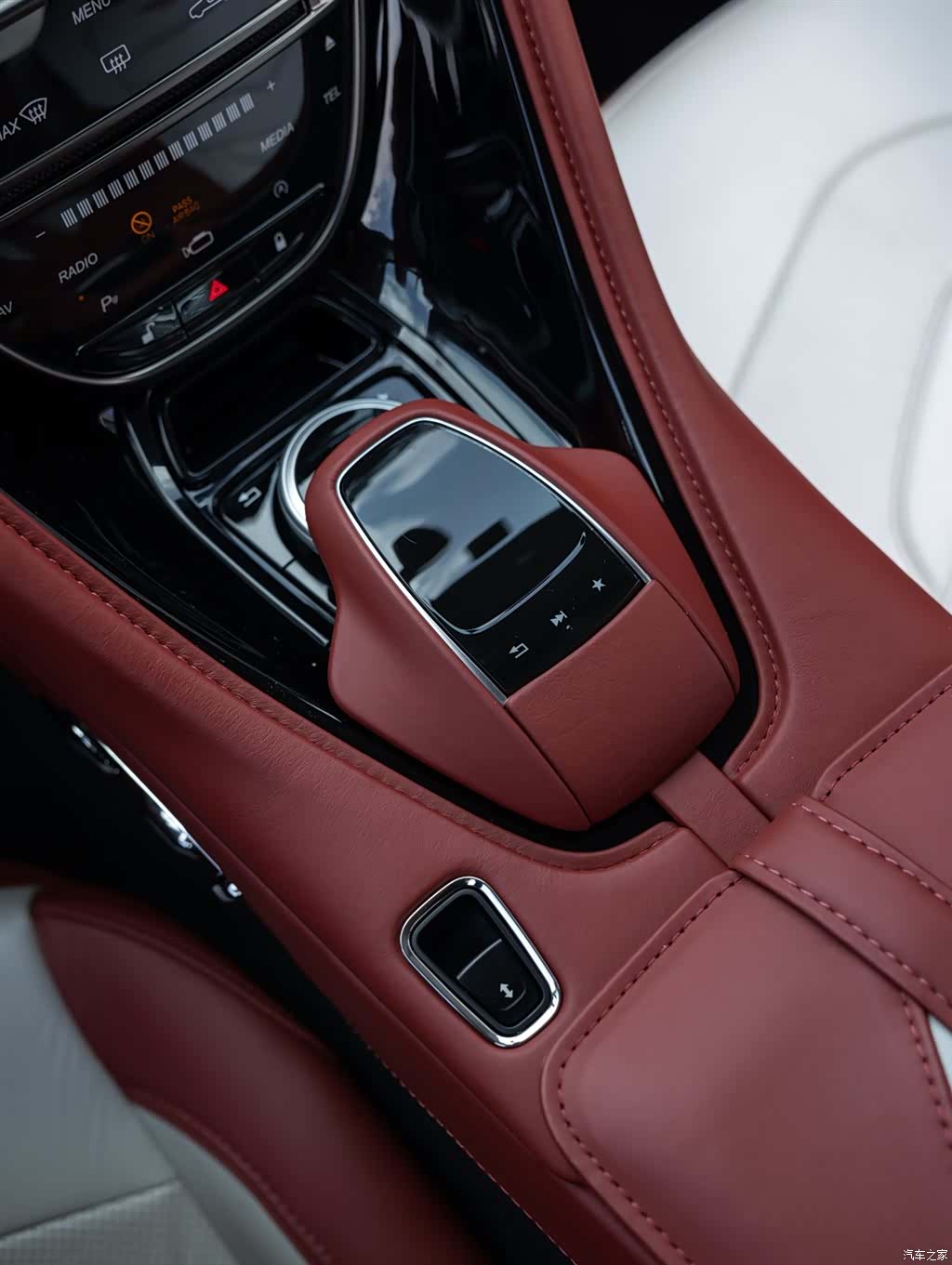 Aston Martin DBS, 2019 13