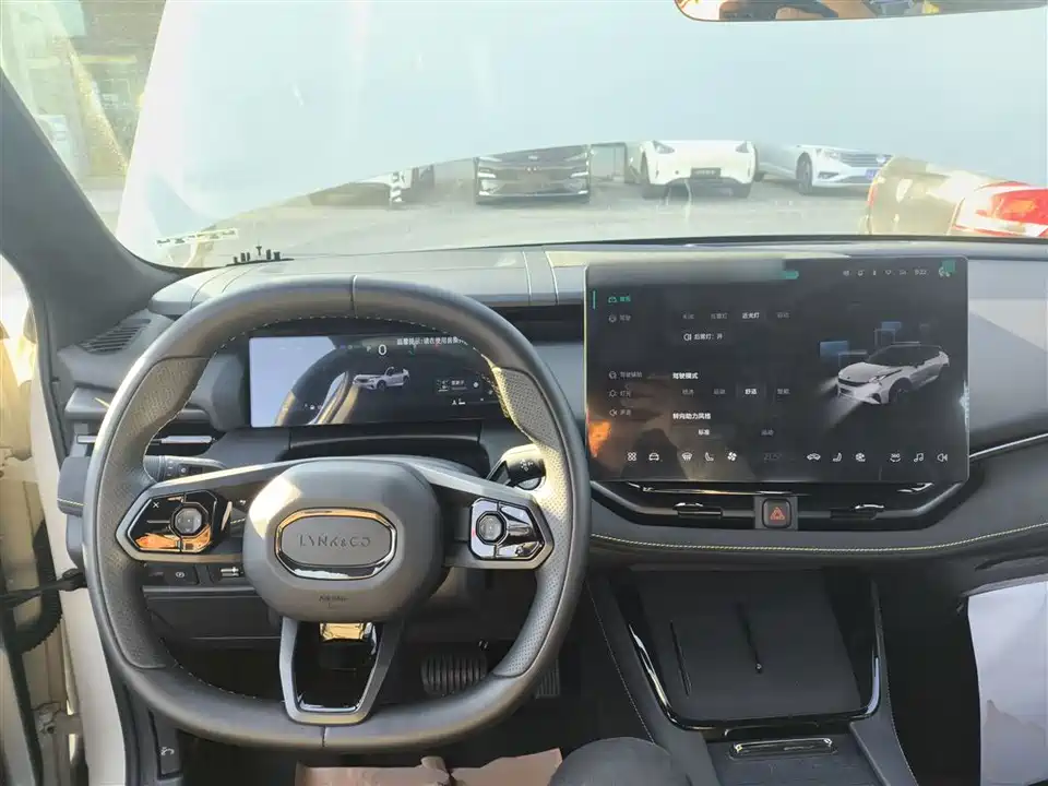 Lynk & Co 06