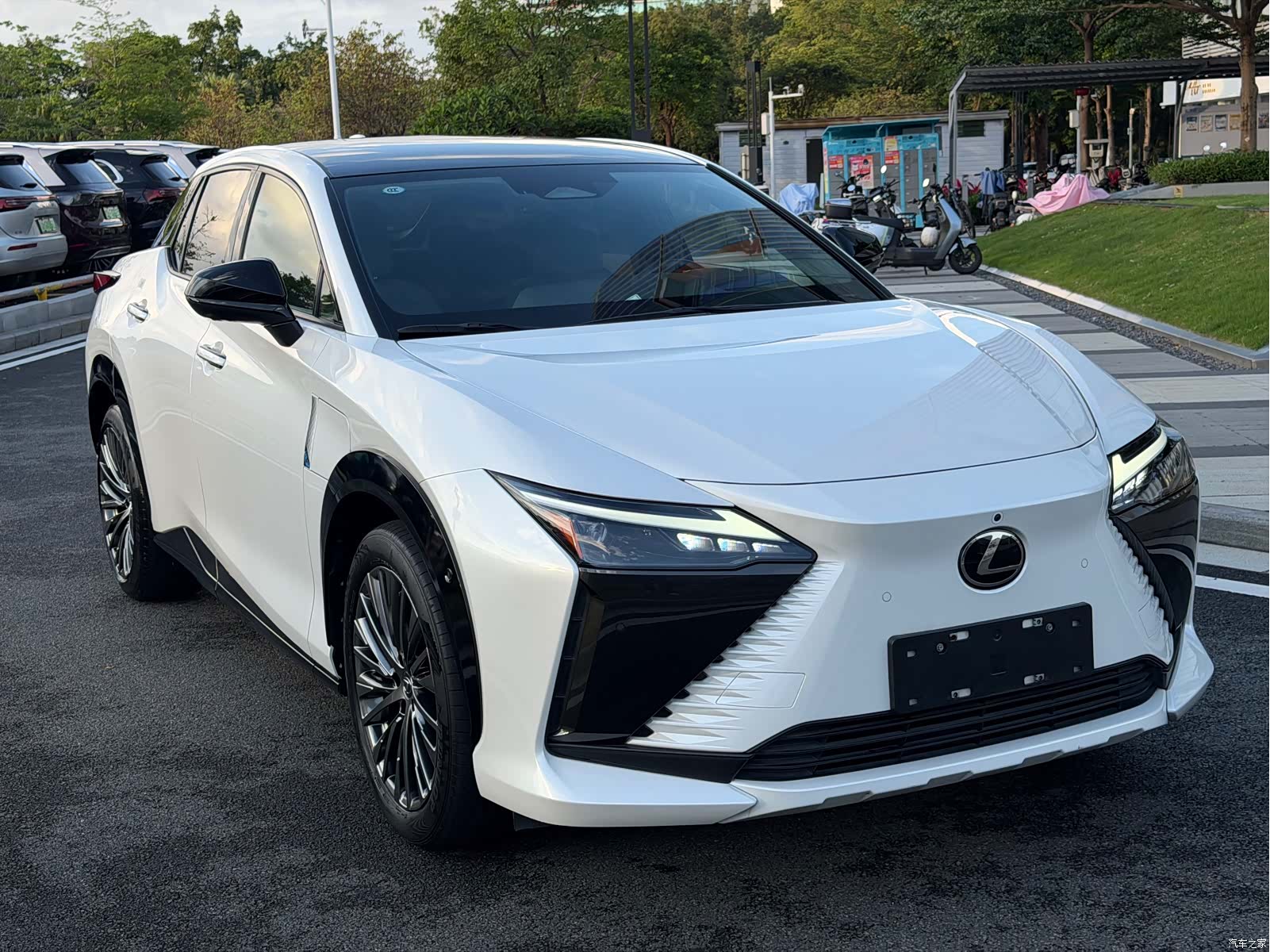 Lexus RZ, 2023 3