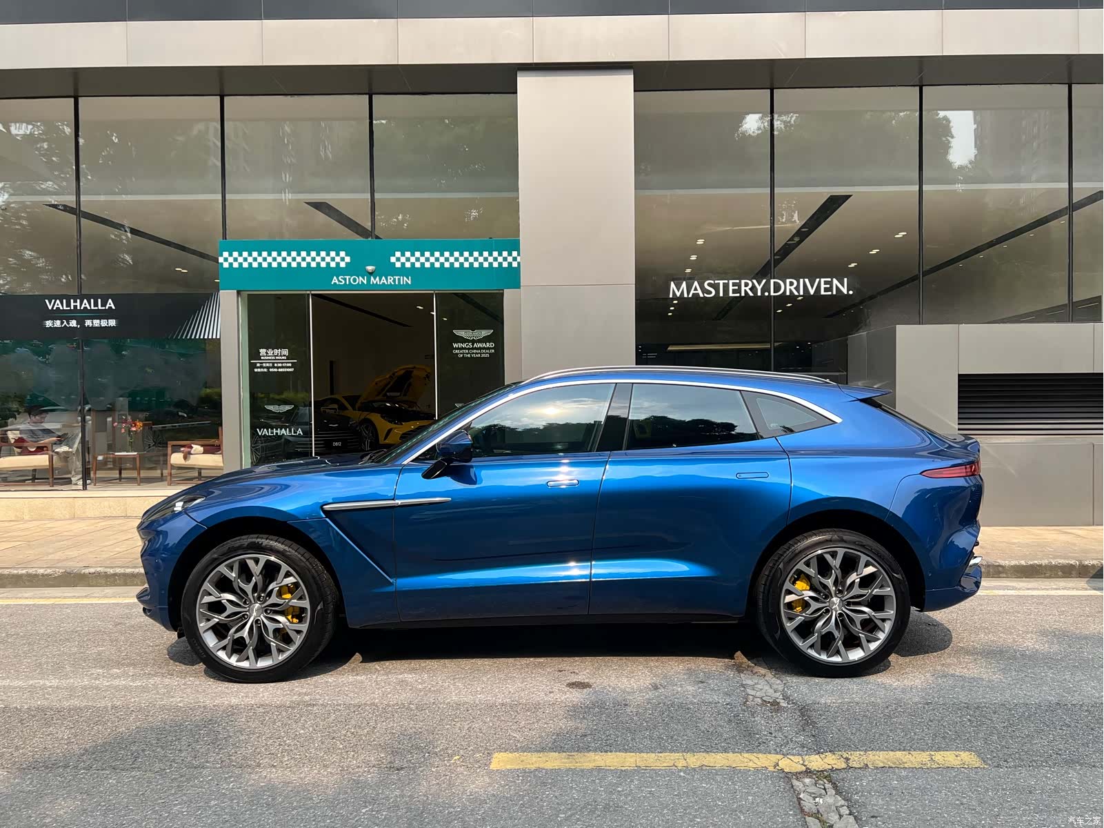 Aston Martin DBX, 2025 3