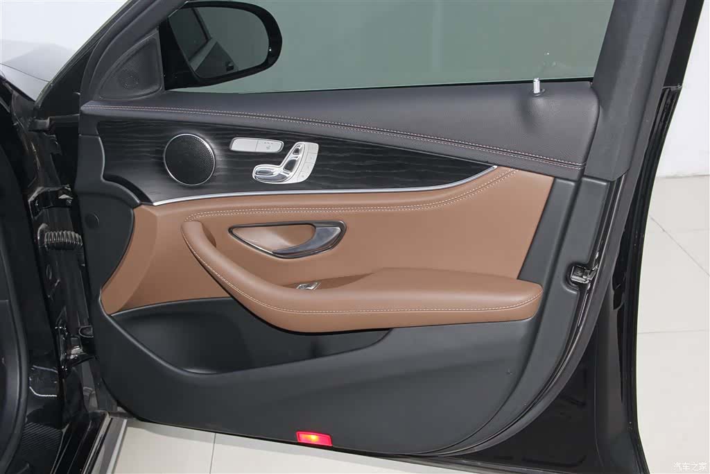 Mercedes-Benz E-Class, 2023 32
