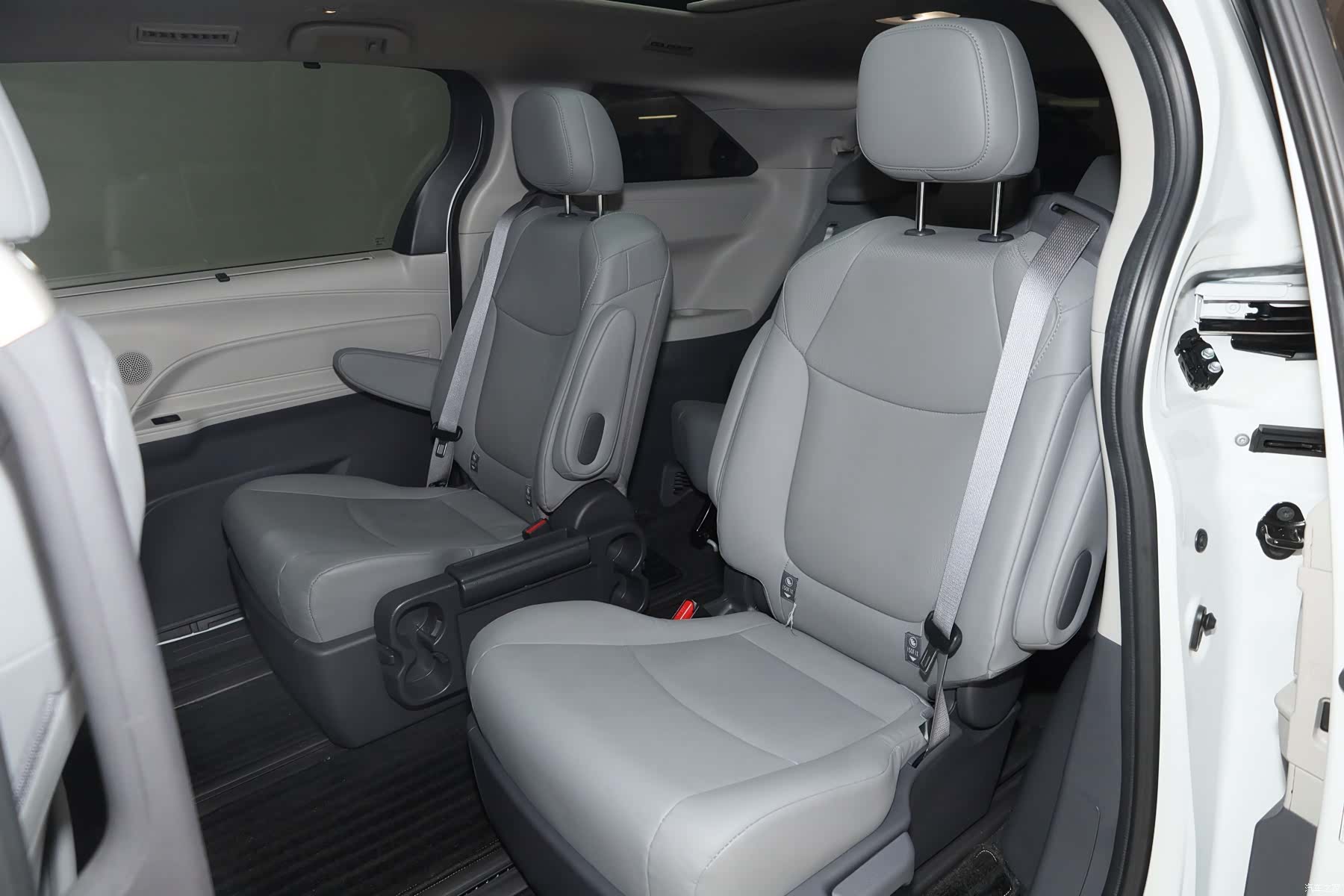 Toyota Granvia, 2024 27