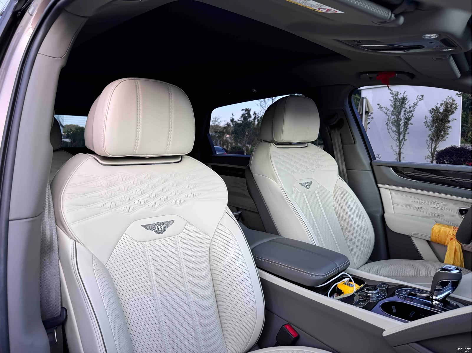 Bentley Bentayga, 2023 10