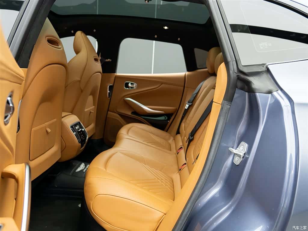 Aston Martin DBX, 2024 10