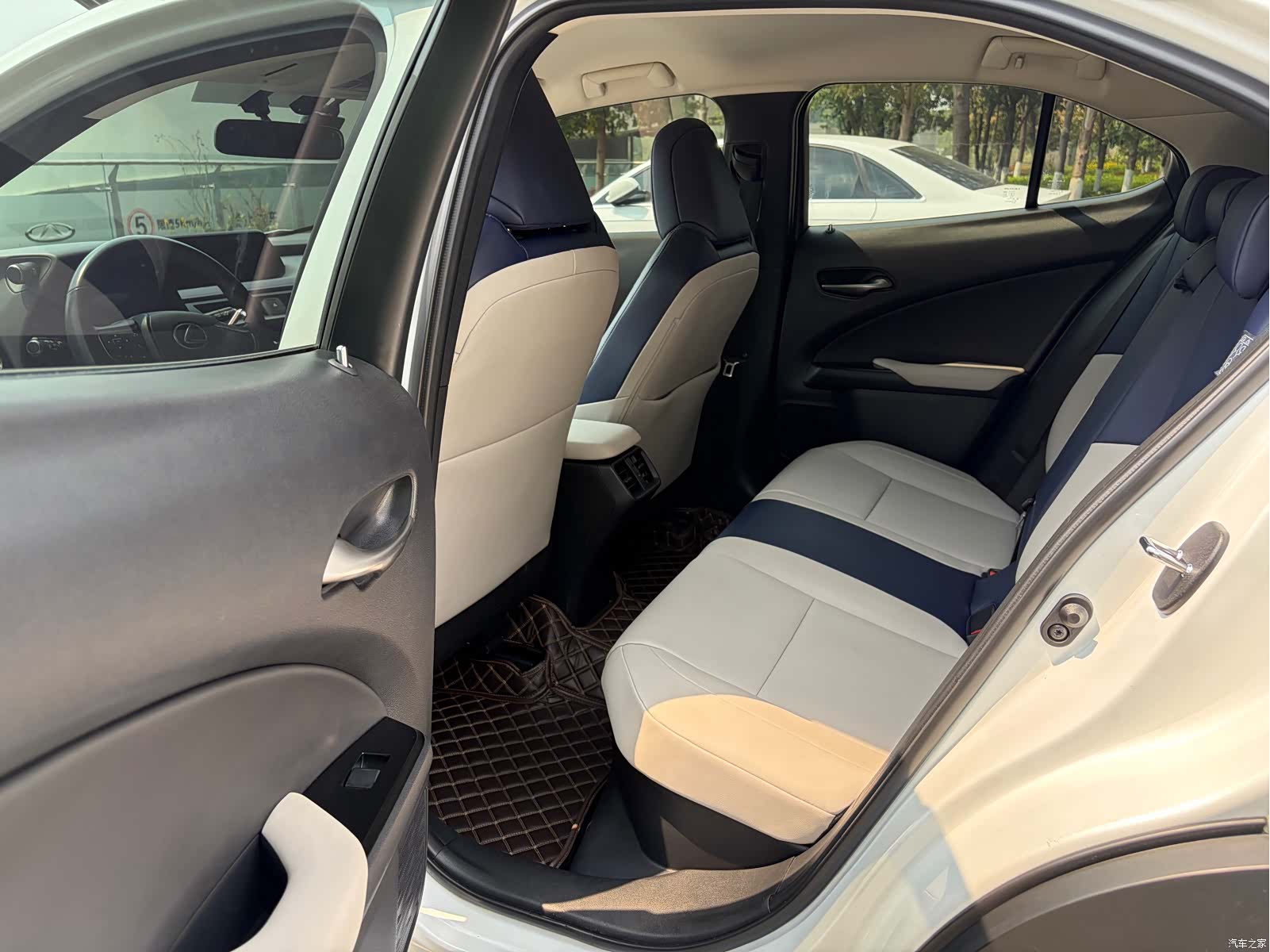 Lexus UX, 2022 16