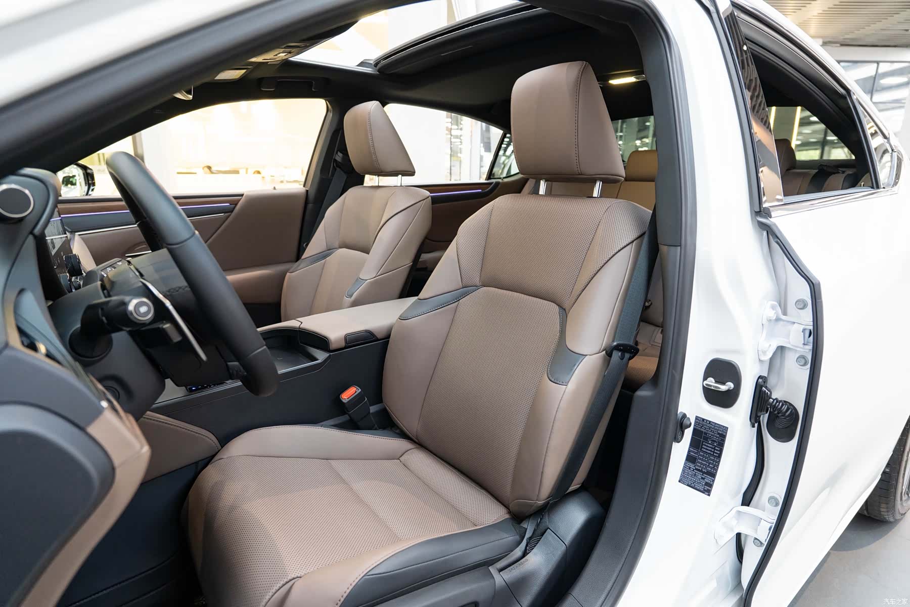 Lexus ES, 2025 11