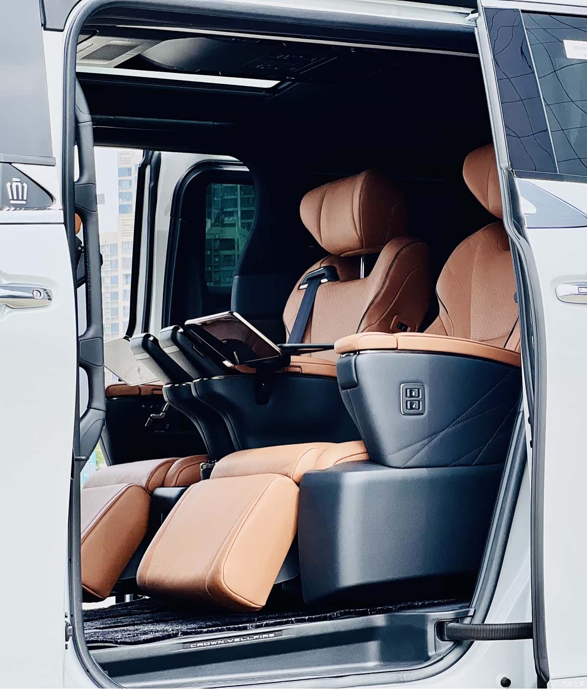 Toyota Vellfire, 2025 все фото
