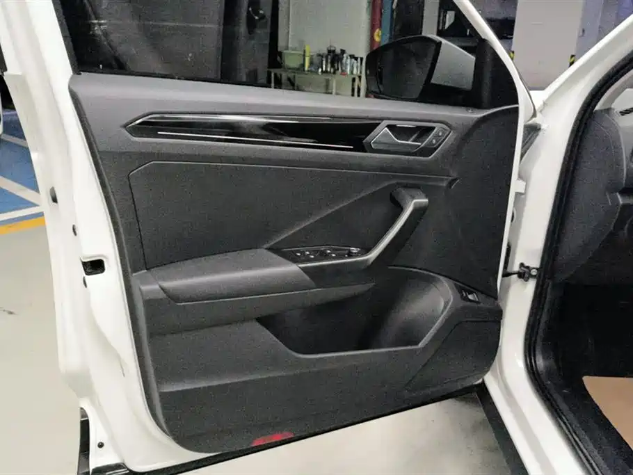 Volkswagen T-ROC exploring Songs