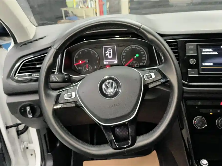 Volkswagen T-ROC exploring Songs