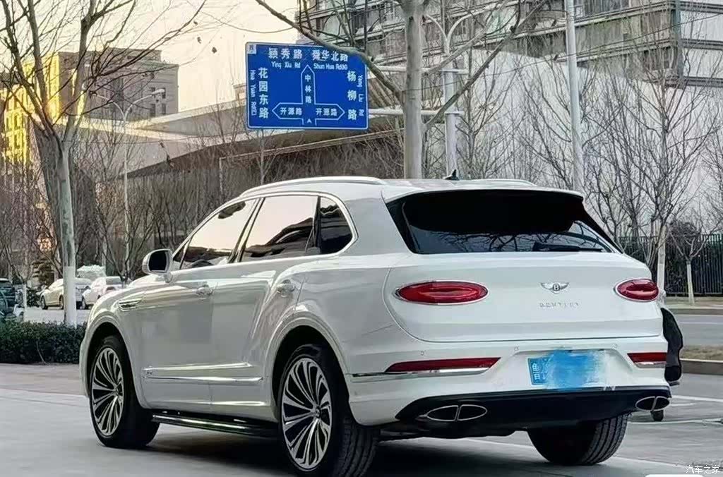 Bentley Bentayga, 2022 2