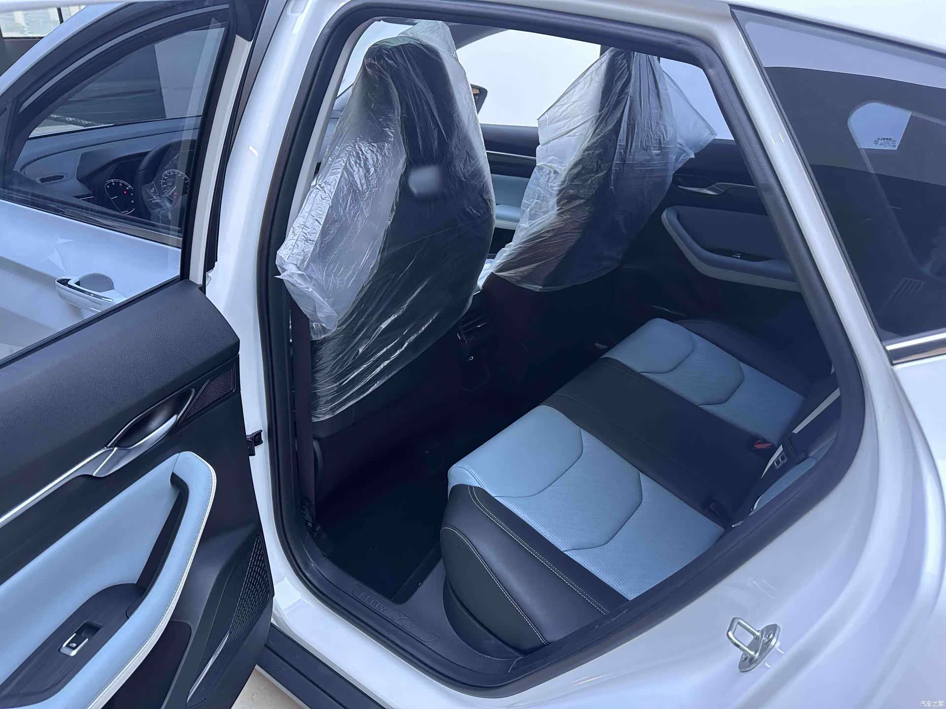 Geely Emgrand, 2023 11