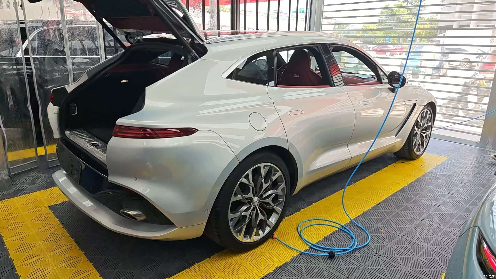 Aston Martin DBX, 2023 3