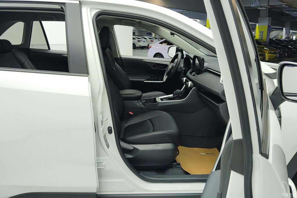 Toyota RAV4, 2025 8