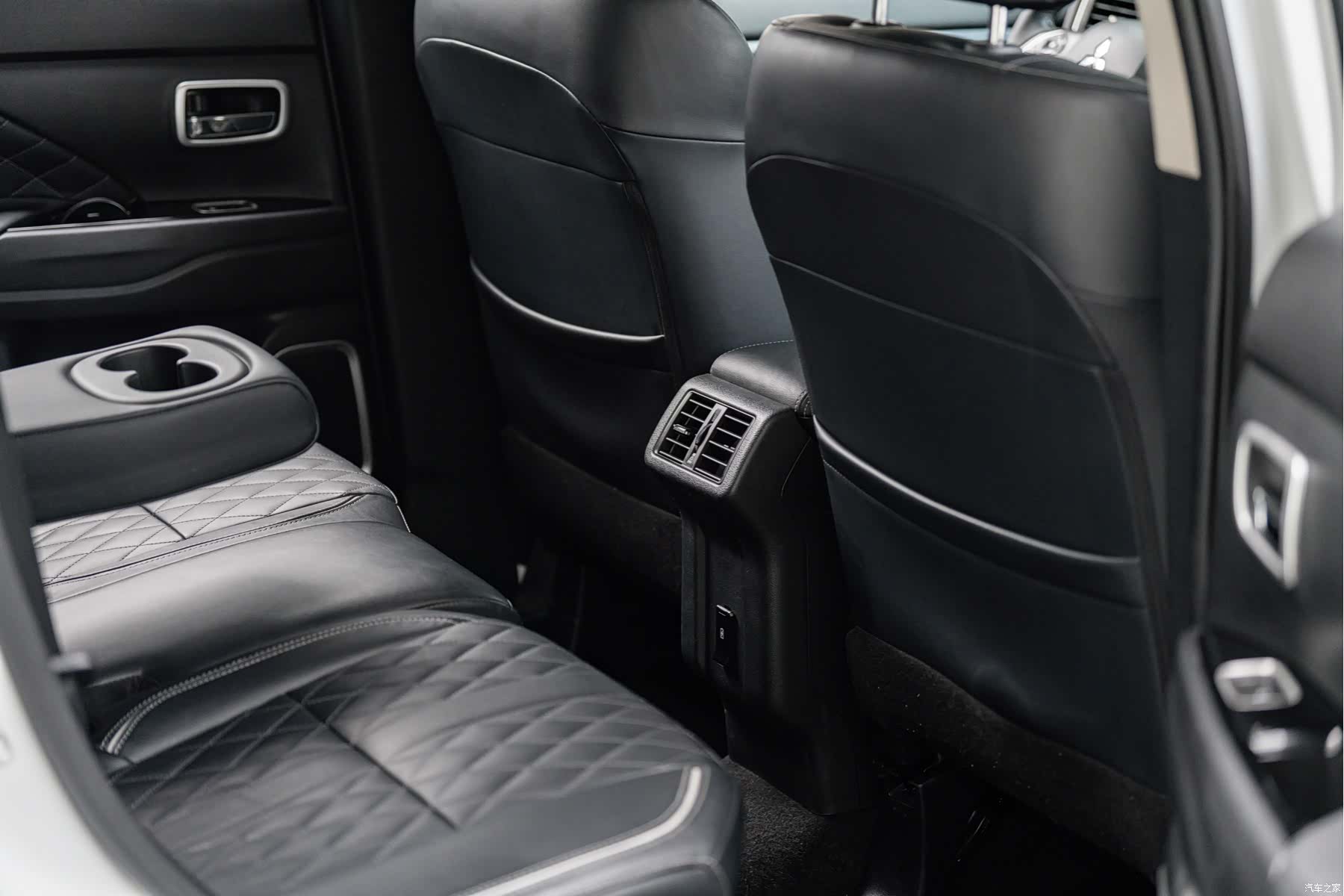Mitsubishi Outlander, 2020 11