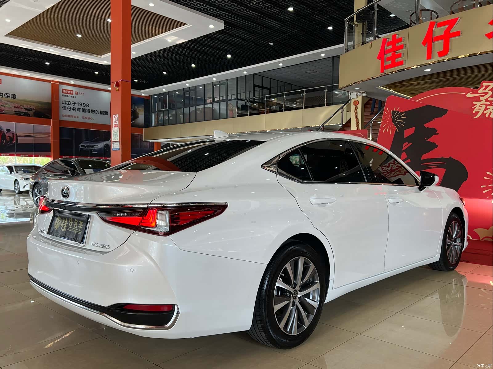 Lexus ES, 2019 все фото