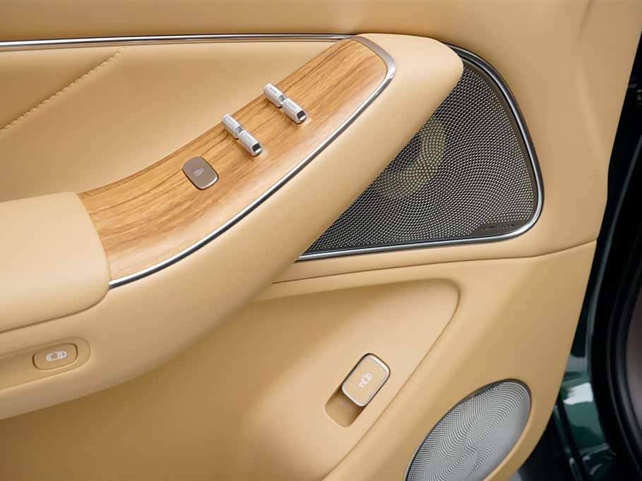 AITO Ask the world M8