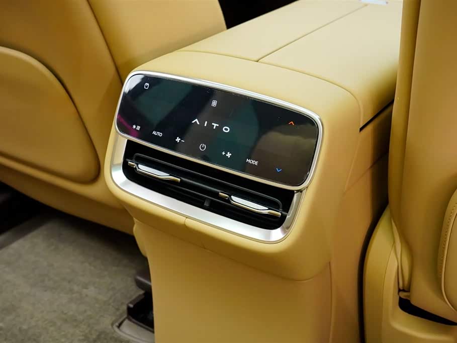 AITO Ask the world M8